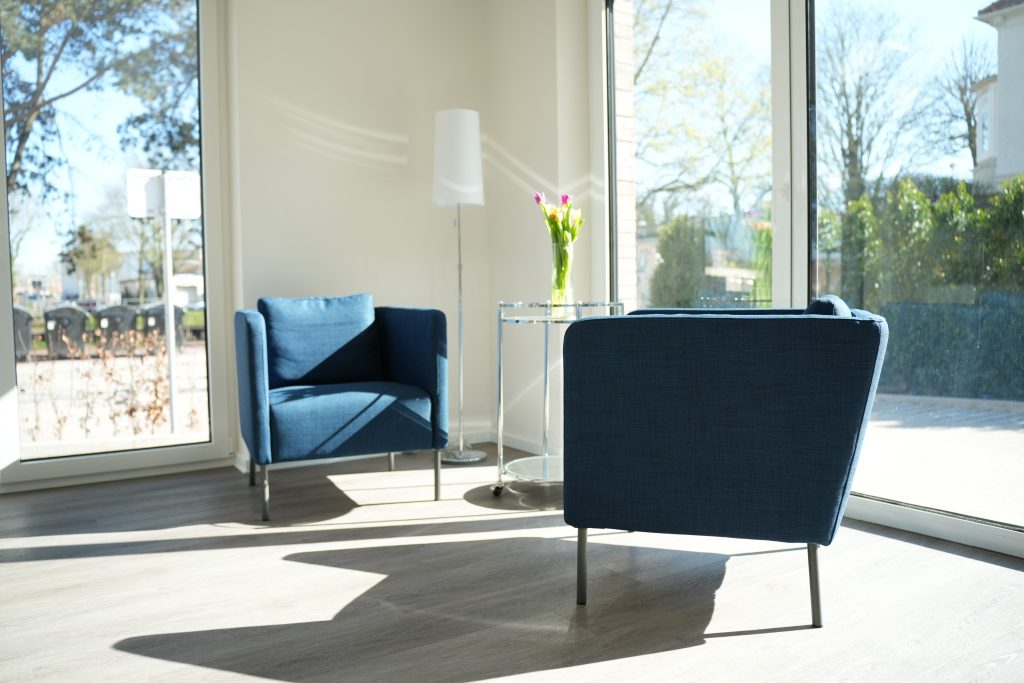 Das Bild zeigt die Sitzecke des Seminarraums. Die Sitzecke besteht aus 2 Lounge-Sesseln und einem Beistelltisch.