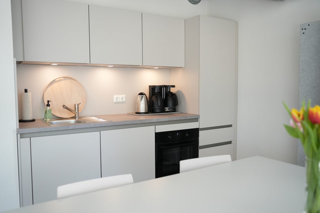 Das Bild zeigt die Einbauküche des Seminarraums